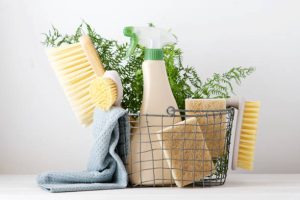 Panier rempli de produits ménagers, d'une plante, d'éponges